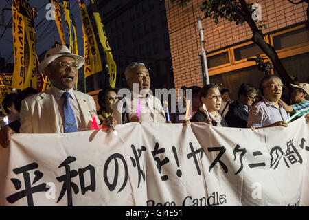 Tokyo, Tokyo, Japan. 13. August 2016. Eine Gruppe von Koreanern demonstriert gegen die Regierung Abe und für den Frieden, die Demonstranten wollen symbolisch mit Kerzen die Dunkelheit des Shinto Yasukuni Tempel Leuchten wo Kriegsverbrecher begraben sind. Bildnachweis: Alessandro Di Ciommo/ZUMA Draht/Alamy Live-Nachrichten Stockfoto