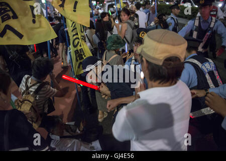 Tokyo, Tokyo, Japan. 13. August 2016. Ein Rechtsaußen traf eine Frau während Koreaner Demo gegen Regierung Abe und für den Frieden, die Demonstranten wollen symbolisch mit Kerzen die Dunkelheit des Shinto Yasukuni Tempel Leuchten wo Kriegsverbrecher begraben sind. Bildnachweis: Alessandro Di Ciommo/ZUMA Draht/Alamy Live-Nachrichten Stockfoto