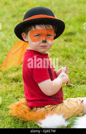 Burley, Hampshire, UK. 13. August 2016. Kleiner Junge gekleidet als Fox an der New Forest Fairy Festival, Burley, Hampshire, UK im August Credit: Carolyn Jenkins/Alamy Live News Stockfoto