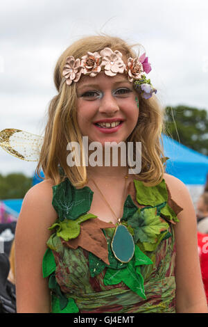 Burley, Hampshire, UK. 13. August 2016. Mädchen gekleidet als Fee an der New Forest Fairy Festival, Burley, Hampshire, UK im August Credit: Carolyn Jenkins/Alamy Live News Stockfoto