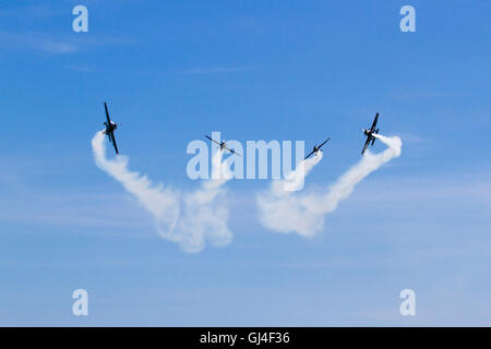 Eastbourne, Vereinigtes Königreich. 13. August 2016. Tag3 der Eastbourne Airshow in Gang kommt mit The Blades direkt am Meer. Airbourne, wie es bekannt ist, läuft für 4 Tage und endet am Sonntag, 14. August Credit: Ed Brown/Alamy Live News Stockfoto