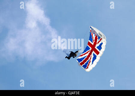 Eastbourne, Vereinigtes Königreich. 13. August 2016. Tag3 der Eastbourne Airshow wird fortgesetzt mit einem Mitglied der Tiger Fallschirm Display Team Landung am Strand. Airbourne, wie es bekannt ist, läuft für 4 Tage und endet am Sonntag, 14. August Credit: Ed Brown/Alamy Live News Stockfoto