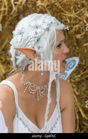 Burley, Hampshire, UK. 13. August 2016. Frau verkleidet als Elfe Fee an der New Forest Fairy Festival, Burley, Hampshire, UK im August Credit: Carolyn Jenkins/Alamy Live News Stockfoto