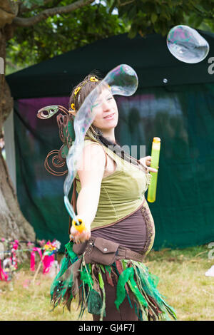 Burley, Hampshire, UK. 13. August 2016. Frau verkleidet als Elfe Fee Seifenblasen für das Kind Feen an der New Forest Fairy Festival, Burley, Hampshire, UK im August fangen Credit: Carolyn Jenkins/Alamy Live News Stockfoto