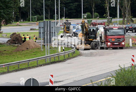 Hannover, Deutschland. 10. August 2016. Blick auf die Baustelle an der Bundesautobahn (Bundesstraße) 2 in der Nähe von Hannover, 10. August 2016. Aufgrund vermuteter Blindgänger wird die Autobahn zwischen Herrenhausen und der Kreuzung Hannover-Ost auf 14. August 2016 geschlossen. Die vermuteten Bomben wurden bei Bauarbeiten gefunden. Foto: HOLGER HOLLEMANN/Dpa/Alamy Live News Stockfoto