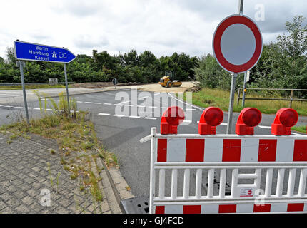 Hannover, Deutschland. 10. August 2016. Blick auf die Baustelle an der Bundesautobahn (Bundesstraße) 2 in der Nähe von Hannover, 10. August 2016. Aufgrund vermuteter Blindgänger wird die Autobahn zwischen Herrenhausen und der Kreuzung Hannover-Ost auf 14. August 2016 geschlossen. Die vermuteten Bomben wurden bei Bauarbeiten gefunden. Foto: HOLGER HOLLEMANN/Dpa/Alamy Live News Stockfoto