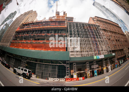 Der renommierten Art Students League französischen Renaissance Stil denkmalgeschützten Gebäude, wird rechts auf West 57th Street in New York gehüllt im Gerüstbau auf Dienstag, 2. August 2016 für den Bau der Extell Entwicklung gesehen, 290 Fuß über der Liga links freitragende wird. Die Liga erhielt $ 38,1 Millionen Entschädigung für ihre Air-Rechte. Der neue Wolkenkratzer werden Luxus-Eigentumswohnungen und ein Kaufhaus Nordstrom. Der One57 Milliardär Turm ist auf der rechten Seite. (© Richard B. Levine) Stockfoto