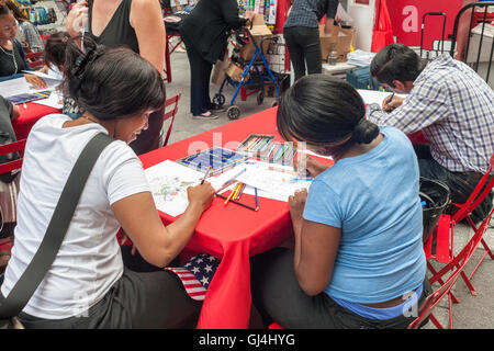 Besucher zum Times Square in New York am Dienstag, 2. August 2016 nutzen Sie kostenlose Malbücher und Lieferungen mit freundlicher Genehmigung von Strand Bookstore. Aufpasser aus echten Kunsttherapeuten verteilt, die Lieferungen für Künstler die beliebte kulturelle Phänomene nutzen. (© Richard B. Levine) Stockfoto