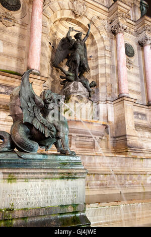 Statue Teil des Denkmals Fontaine Saint-Michel, Place Saint-Michel, Paris, Frankreich, Europa. Stockfoto