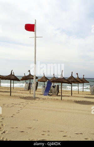 Rote Fahne am Strand - Mallorca, Spanien Stockfoto