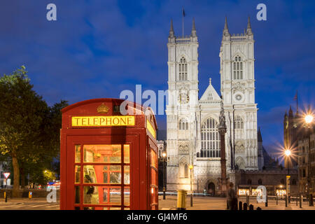 Westminster Abbey in der Nacht mit roten Telefonzelle, Westminster, London Stockfoto