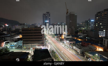 Nacht-Seoul bei Autos auf der Autobahn, Südkorea Stockfoto