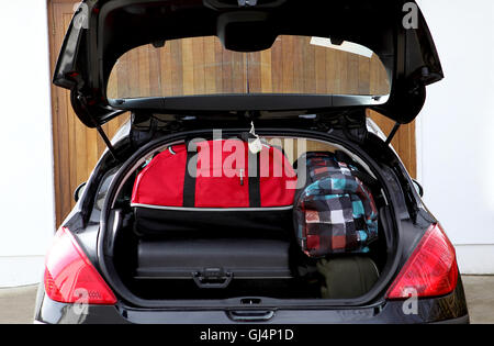 Koffer und Taschen im Kofferraum des Autos bereit für Urlaub Stockfoto