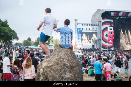 Indie-Musik-Fans auf Bilbao BBK 3-tägige Musikfestival veranstaltet jährlich im Juli, Baskenland, Spanien. Stockfoto