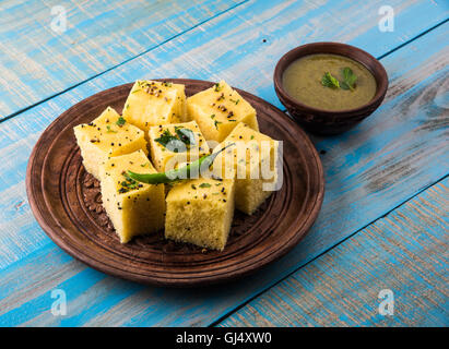 Lieblings Gujrati snack, Khaman, Dhokla Gramm Mehl, Grieß gemacht, bis Stockfoto