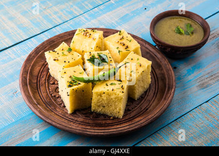 Lieblings Gujrati snack, Khaman, Dhokla Gramm Mehl, Grieß gemacht, bis Stockfoto