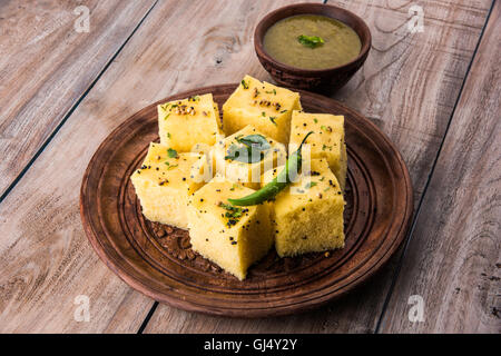 Lieblings Gujrati snack, Khaman, Dhokla Gramm Mehl, Grieß gemacht, bis Stockfoto