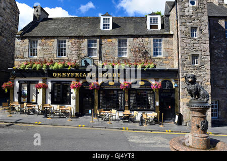 Statue von Greyfriars Bobby außerhalb Greyfriars Bobby Public House, Candlemaker Row, Edinburgh, Schottland Stockfoto