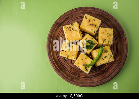 Lieblings Gujrati snack, Khaman, Dhokla Gramm Mehl, Grieß gemacht, bis Stockfoto