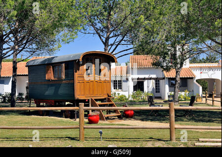 Zigeunerwagen in Saintes-Maries-de-la-Mer in Frankreich in einer Eigenschaft verwenden. Stockfoto