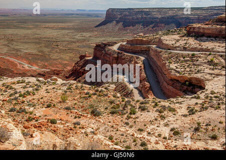 Windet er sich den Moki Dugway Weg hinauf die Felswände des Cedar Mesa in der Nähe von Mexican Hat in Utah. Stockfoto