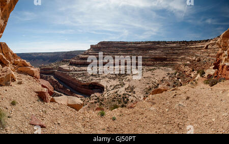 Windet er sich den Moki Dugway Weg hinauf die Felswände des Cedar Mesa in der Nähe von Mexican Hat in Utah. Stockfoto