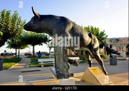 Vovo Stier Skulptur in der Stadt von Saintes-Marie-de-la-Mer in der Camargue-Mitte Stockfoto