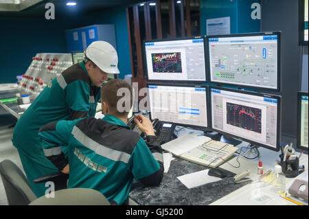 Ingenieure im Kontrollraum von Tobolsk Polymer Stockfoto
