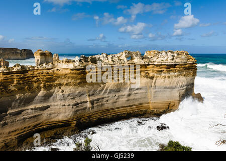 Blick auf The Razorback Felsformation im Port Campbell National Park entlang der Great Ocean Road. Stockfoto