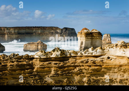 Blick auf The Razorback Felsformation im Port Campbell National Park entlang der Great Ocean Road. Stockfoto