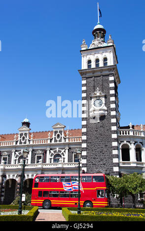 Double Deck Bus vom historischen Bahnhof in Dunedin City (New Zealand). Stockfoto