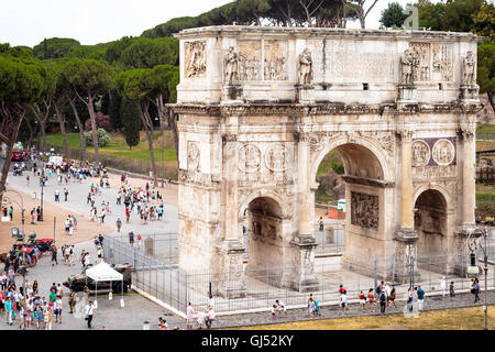 Touristen, die den Triumphbogen des Konstantin in Rom, Italien Stockfoto