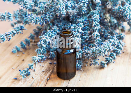 Natürliche Lavendel ätherisches Öl Flasche mit Lavendelblüten Stockfoto