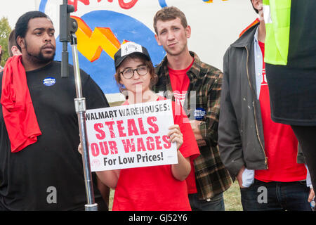 Elwood, Illinois - 1. Oktober 2012: Auffallende Arbeiter und Unterstützer aus der Walmart Distribution Center Rallye für bessere Löhne und Arbeitsbedingungen. Stockfoto