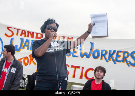 Elwood, Illinois - 1. Oktober 2012: Auffallende Arbeiter und Unterstützer aus der Walmart Distribution Center Rallye für bessere Löhne und Arbeitsbedingungen. Stockfoto