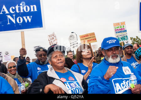 Elwood, Illinois - 1. Oktober 2012: Auffallende Arbeiter und Unterstützer aus der Walmart Distribution Center Rallye für bessere Löhne und Arbeitsbedingungen. Stockfoto