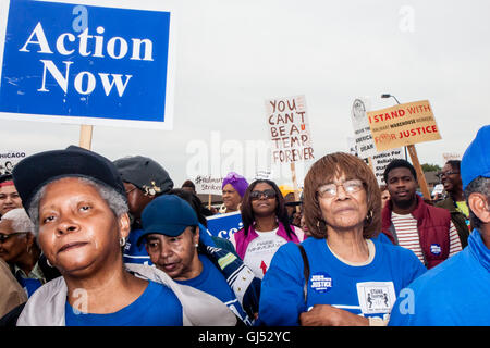 Elwood, Illinois - 1. Oktober 2012: Auffallende Arbeiter und Unterstützer aus der Walmart Distribution Center Rallye für bessere Löhne und Arbeitsbedingungen. Stockfoto