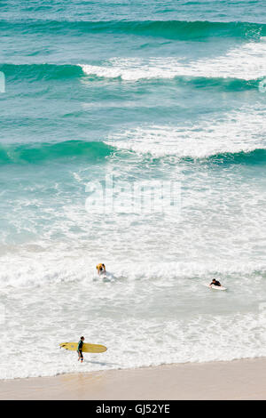 Menschen das Surfen am Wategos Beach in Byron Bay. Stockfoto