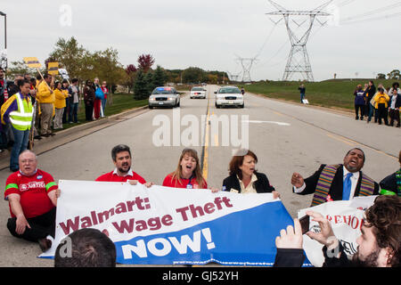 Elwood, Illinois - 1. Oktober 2012: Auffallende Arbeiter und Unterstützer aus der Walmart Distribution Center Rallye für bessere Löhne und Arbeitsbedingungen. Stockfoto