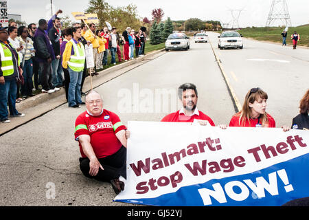 Elwood, Illinois - 1. Oktober 2012: Auffallende Arbeiter und Unterstützer aus der Walmart Distribution Center Rallye für bessere Löhne und Arbeitsbedingungen. Stockfoto