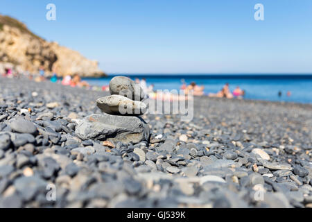 Stapel von Zen Spa Steinen auf Mavra Voliá Vulkan Kiesstrand in Insel Chios, Griechenland Stockfoto