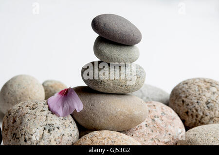 Turm der Meditation Steinen und rosa Blüte Stockfoto