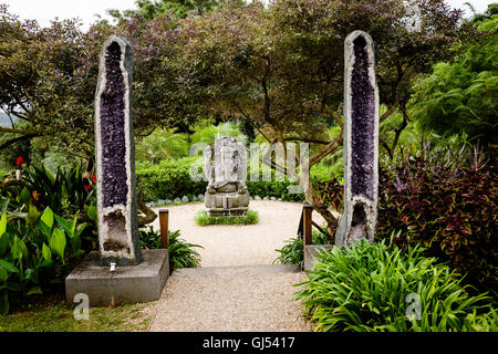 Die Amethyst Gateway und Ganesha Statue an Kristall und Shambhala Schlossgarten, in der Nähe von Byron Bay. Stockfoto