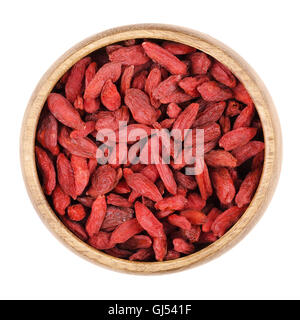 Goji-Beeren in einer Schüssel auf weißem Hintergrund, auch Wolfsbeere genannt. Getrocknete rote Früchte und Samen von Lycium Barbarum. Stockfoto