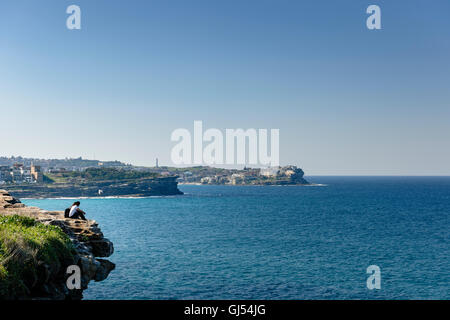 Ein paar genießen die Aussicht vom Rand einer Klippe am Bronte in Sydney. Stockfoto
