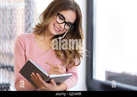 Positive Frau Notizen Stockfoto