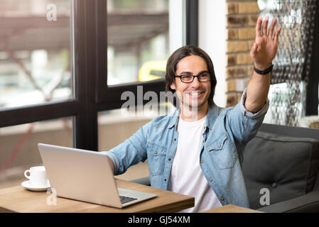 Positiven Mann sitzt im café Stockfoto
