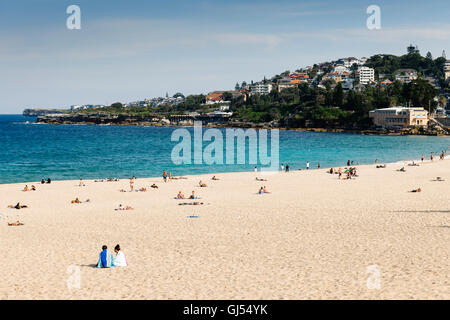 Menschen Sonnenbad am Coogee Beach in Sydney. Stockfoto