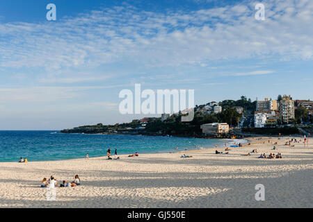 Menschen Sonnenbad am Coogee Beach in Sydney. Stockfoto