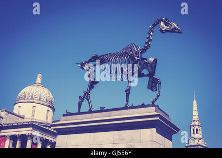 Geschenk Pferd von Hans Haake auf der "Fourth Plinth" in Trafalgar Square. bronze Skelett eines Pferdes auf einem Stück von g basiert. Stubbs Stockfoto